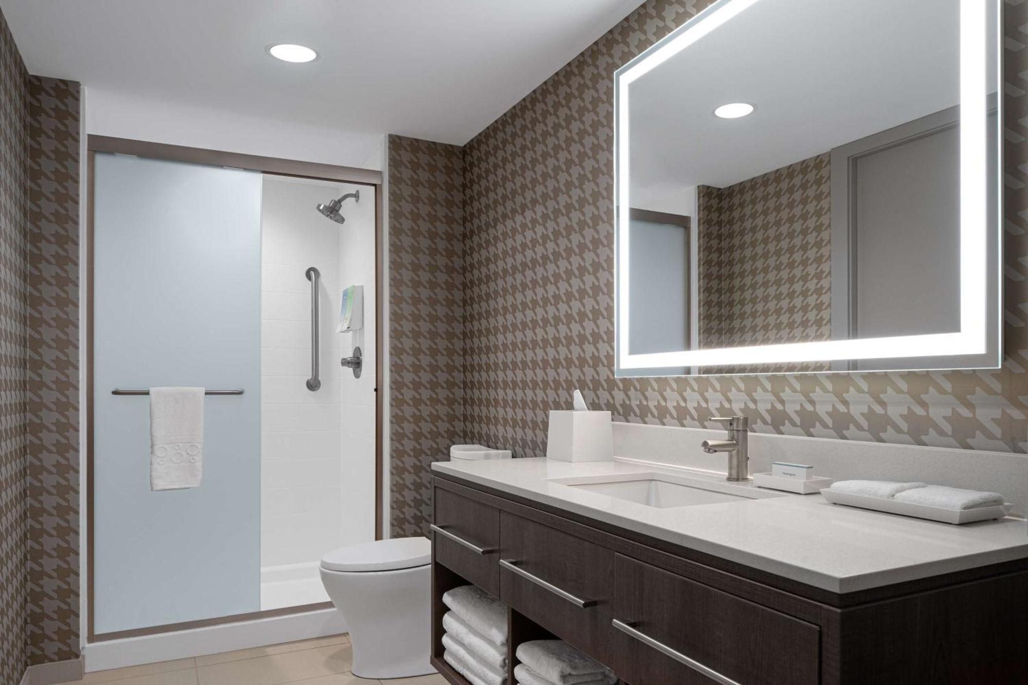Home2 Suites By Hilton Des Moines At Drake University Экстерьер фото