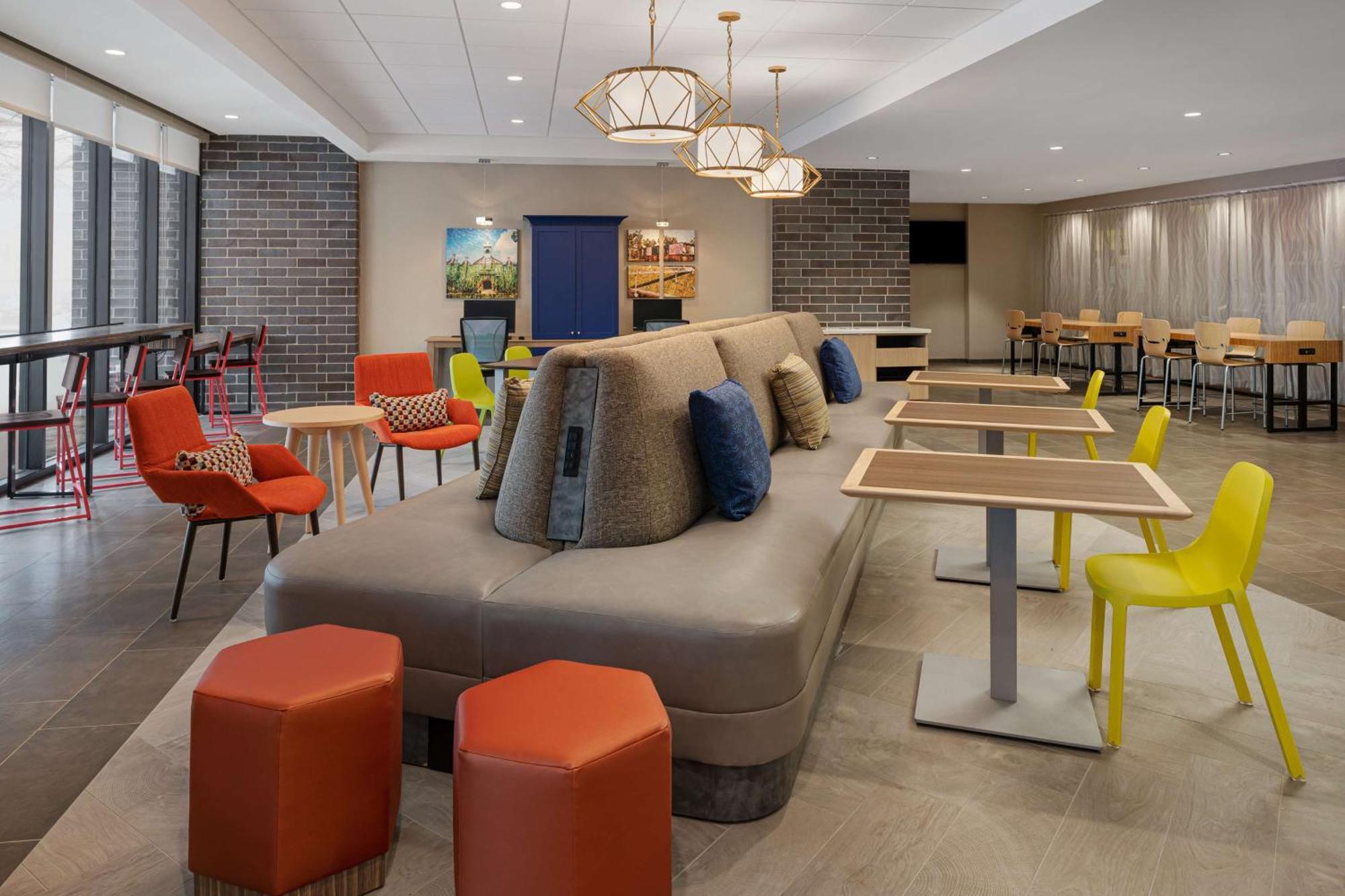 Home2 Suites By Hilton Des Moines At Drake University Экстерьер фото