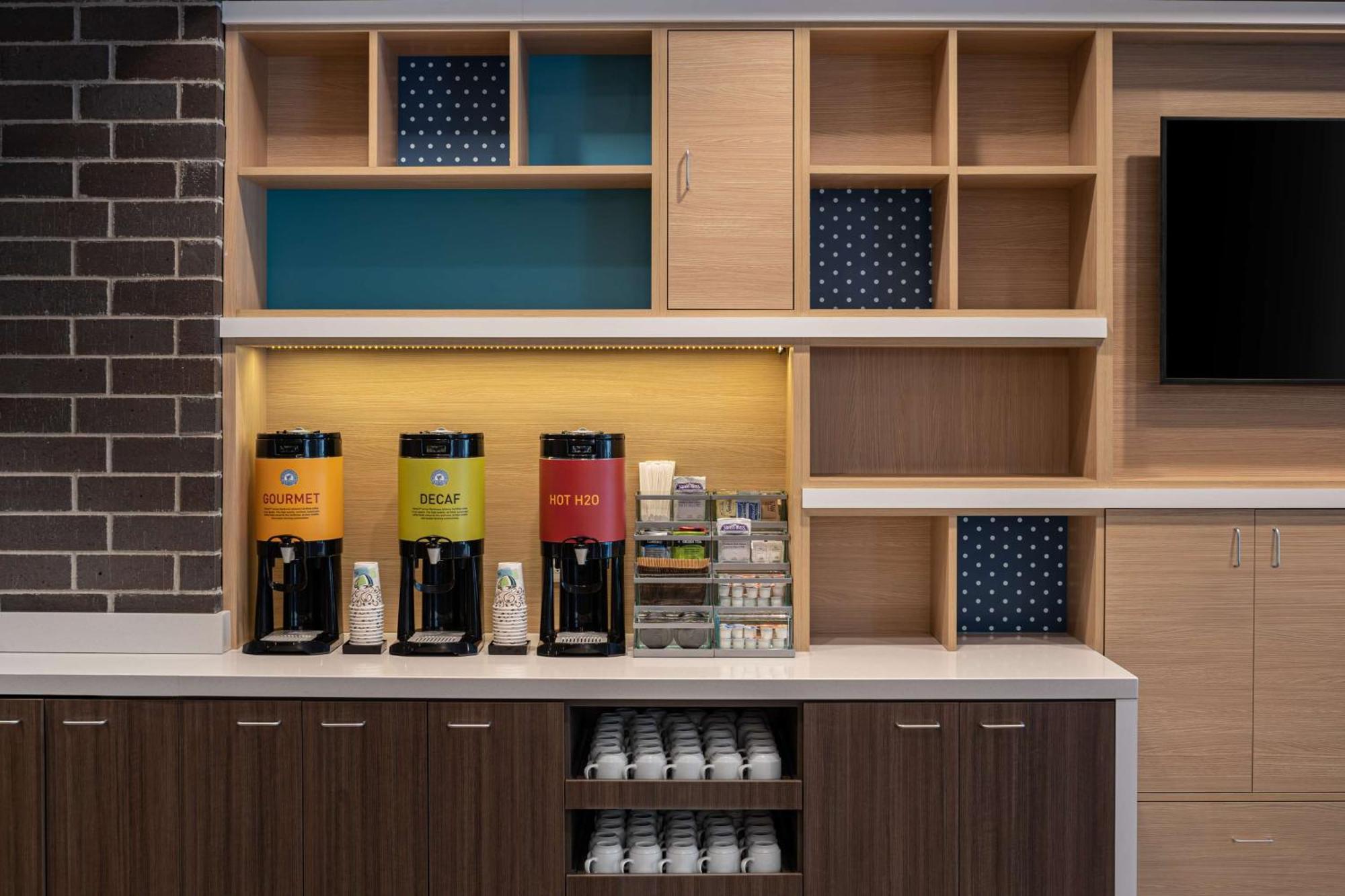 Home2 Suites By Hilton Des Moines At Drake University Экстерьер фото