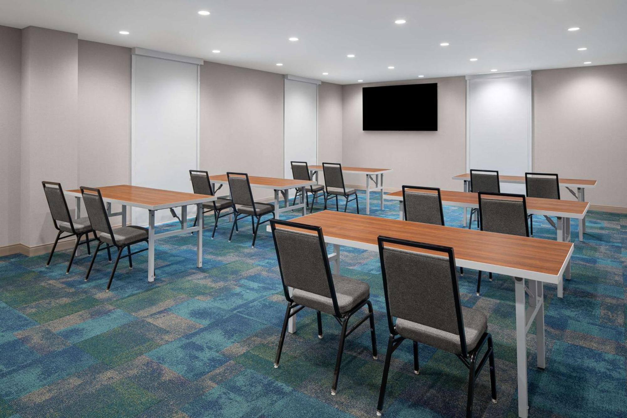 Home2 Suites By Hilton Des Moines At Drake University Экстерьер фото