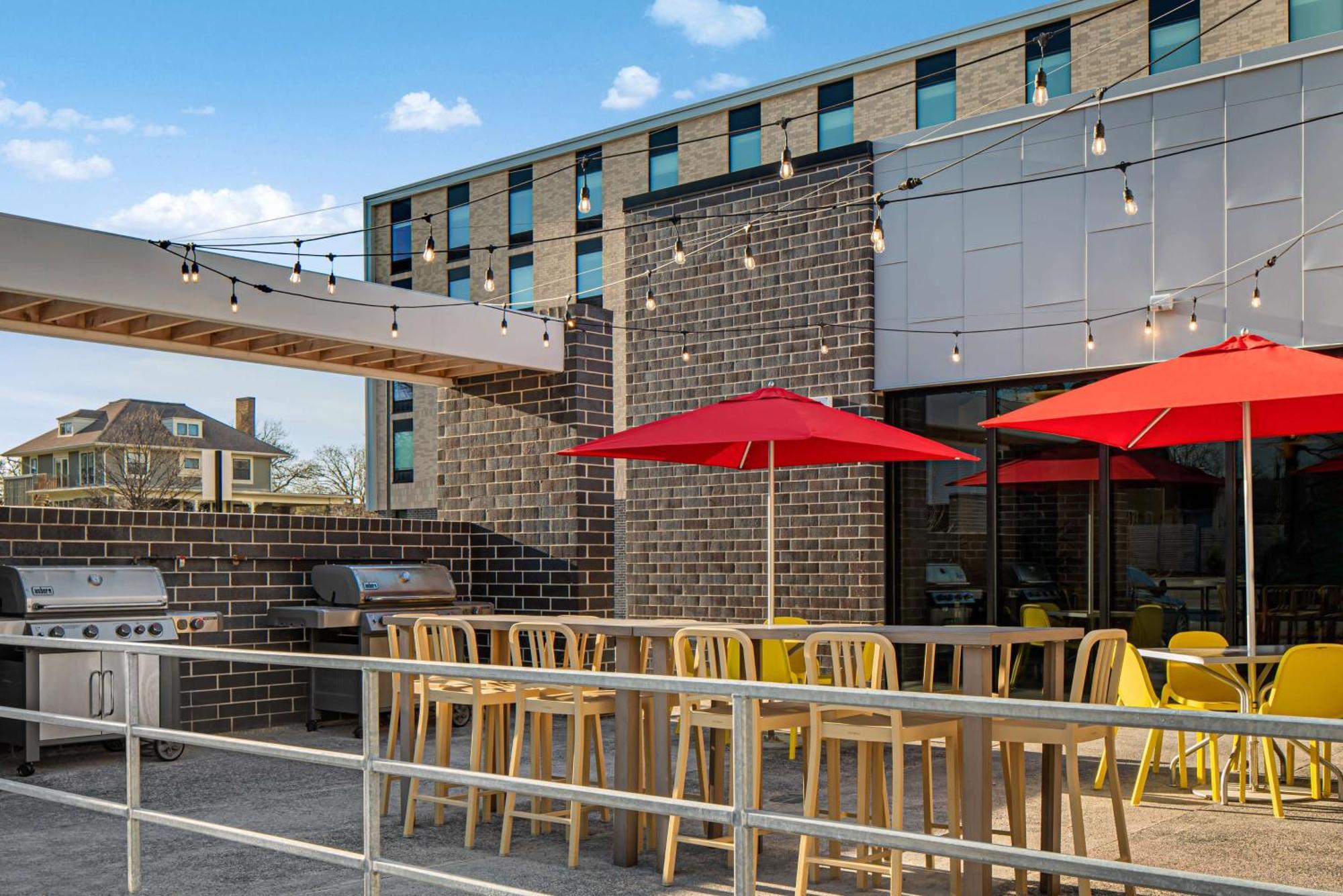Home2 Suites By Hilton Des Moines At Drake University Экстерьер фото