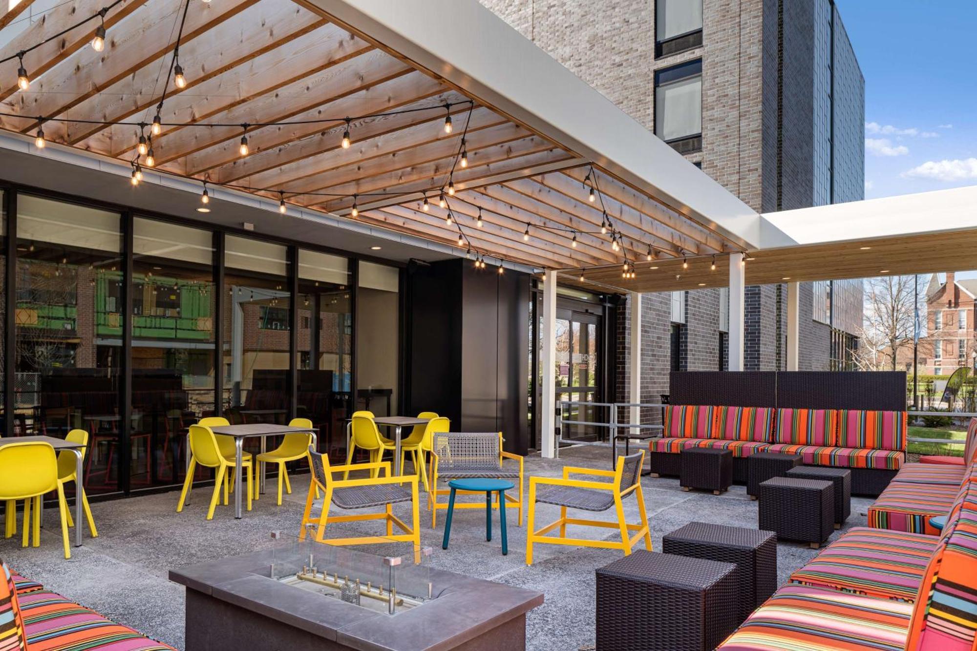 Home2 Suites By Hilton Des Moines At Drake University Экстерьер фото