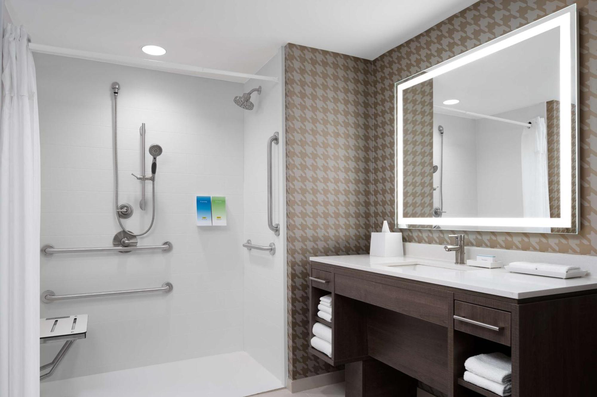 Home2 Suites By Hilton Des Moines At Drake University Экстерьер фото